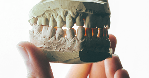 L'occlusodontiste fonctionnelle considère l'occlusion dentaire dans ses relations avec la globalité de la personne